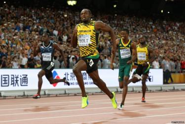 Usain Bolt aus Jamaika überquert die Ziellinie, um am sechsten Tag der 15. IAAF-Leichtathletik-Weltmeisterschaften in Peking 2015 Gold im 200-Meter-Finale der Männer zu gewinnen