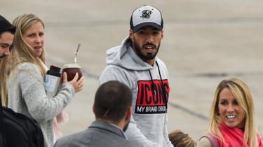 Uruguayan footballer Luis Suárez touches down in Rosario for teammate's big day