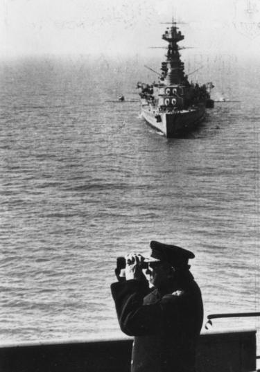 Taisteluristeilijä HMS 'Hood' kevään harjoituksissa 1937. Savukortti sarjasta The Navy, jonka on tuottanut Senior Service Cigarettes