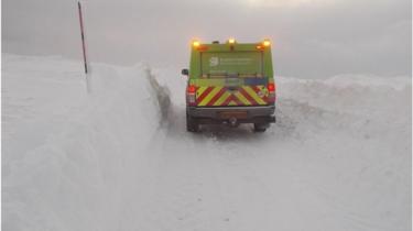 Snow hinders wind farm workers travelling by van