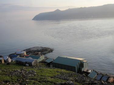 Le village de Little Diomede avec la Russie en arrière-plan