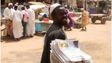 Vendedor de jornais no Sudão
