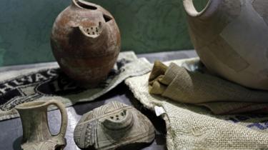 Antike Töpferwaren, die bei der Enthüllung des Biers gezeigt wurden