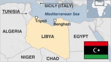 Mapa de Libia con la bandera de la época anterior a Gadafi