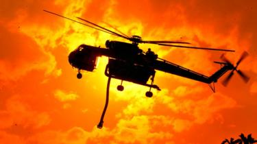 Un elicottero si prepara a combattere gli incendi nel Bunyip State Park di Victoria