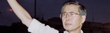 Alberto Fujimori vinker, da han forlader den japanske ambassadørs bopæl i Lima, 22 April 1997