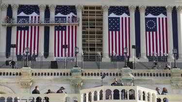 El Sargento Mayor del Ejército de los Estados Unidos Greg Lowery (centro) desempeña el papel del Presidente electo Donald Trump en un ensayo para la inauguración presidencial en el Capitolio de los Estados Unidos en Washington (15 de enero de 2017)