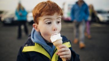 アイスクリームコーンを食べる少年