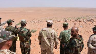 Syrian army officers and pro-government militiamen inspect the desert from Bir Qabaqib, west of Deir al-Zour (4 September 2017)