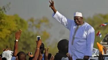 Adama Barrow célébrant sa victoire sur Yahya Jammeh en 2017