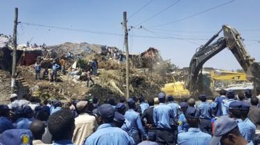 Police secure the perimeter at the scene of a garbage landslide in Addis Ababa, Ethiopia. Photo: 12 March 2017