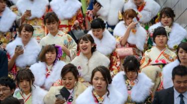 Mujeres con kimonos salen después de asistir a una ceremonia de mayoría de edad el 8 de enero de 2018 en Yokohama, Japón.