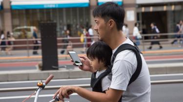 Ngày càng có nhiều đàn ông Nhật tham gia vào việc nuôi dạy con cái