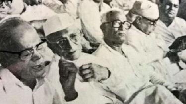 जयप्रकाश, मोरारजी देसाई, नानाजी देशमुख और राज नारायण (बाएं से दाएं)