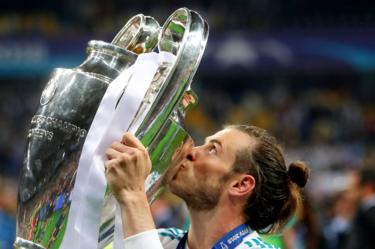 Gareth Bale kisses the Champions League trophy