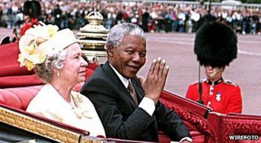 La reine et Nelson Mandela.