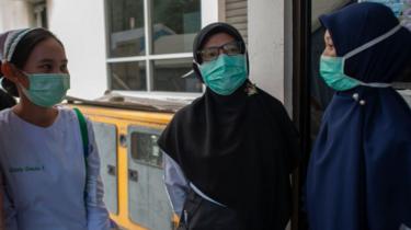 Petugas medis melakukan simulasi menghadapi virus corona di Palu.