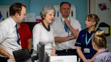  Theresa May in einem Krankenhaus