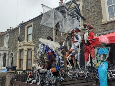 Nave pirata di Halloween Display di Mark Davenport a Bristol