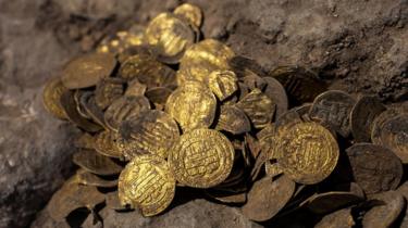 Monedas de oro de la época abasí encontradas en una excavación arqueológica en el centro de Israel (18 de agosto de 2020)