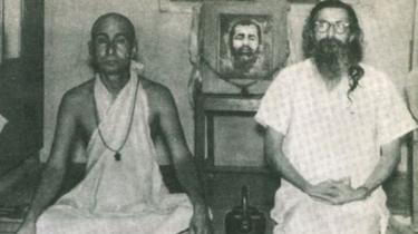 சுவாமி அமிர்தானந்த் உடன் குரு கோல்வல்கர்