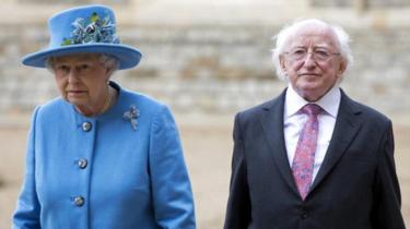 La regina britannica Elisabetta II e il presidente irlandese Michael D. Higgins (R) camminano insieme durante una cerimonia di benvenuto al Castello di Windsor a Windsor, a ovest di Londra l'8 aprile 2014's Queen Elizabeth II and Irish President Michael D. Higgins (R) walk together during a ceremonial welcome at Windsor Castle in Windsor, west of London on April 8, 2014