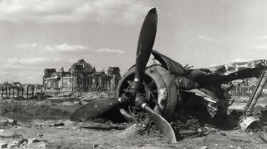 Un avión derribado cerca del Reichstag en Berlín 1945