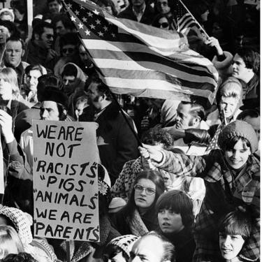 Vita människor som protesterade mot busstrafik i Boston 1974