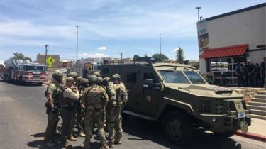 Policías en Cielo Vista Mall.