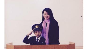 Foto de Mayumi Uemura com um de seus alunos em evento da polícia japonesa