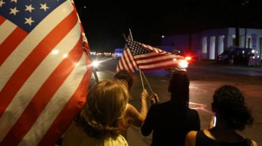 I lutti reagiscono mentre un carro funebre che trasporta il corpo del defunto senatore americano John McCain arriva in un corteo. Il senatore John McCain arriva in una processione a Phoenix, Arizona, Stati Uniti 25 agosto 2018