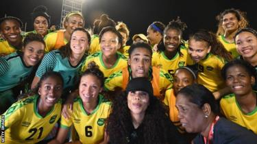 Cedella Marley med Jamaica Kvinners fotballag 'Reggae Girlz' I Kingston, Jamaica 19. Mai 2019's football team 'Reggae Girlz' in Kingston, Jamaica on May 19, 2019
