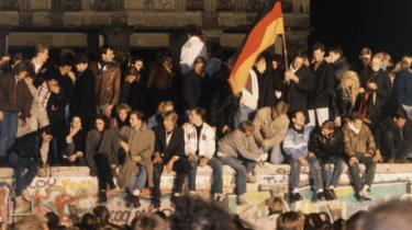 Los juerguistas celebran la apertura del Muro de Berlín