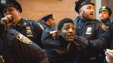 Protestataire à Brooklyn en train d'être maîtrisé par la police de New York