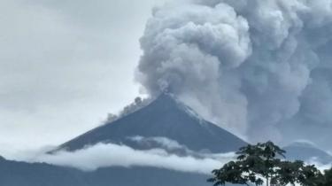 Mlima Fuego ukifuka moshi baada ya Volkano kulipuka