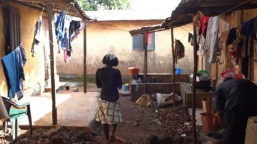 Perempuan muda berdiri di Conakry