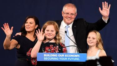 Morrison com a mulher e as filhas no discurso de vitória