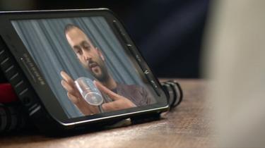 Johnny Islam văzut pe ecranul unui telefon mobil