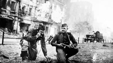 Soldats soviétiques dans les rues de Berlin 1945