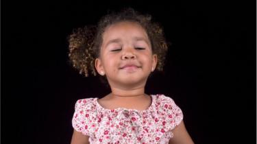 Niña respirando