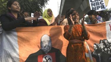 نئی دہلی میں جامعہ ملیہ کے باہر طلبا شہریت کے متنازع قانون کے خلاف احتجاج کر رہے ہیں