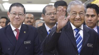 Bộ trưởng tài chính Lim Guan Eng (trái) và Thủ tướng Mahathir Mohamad