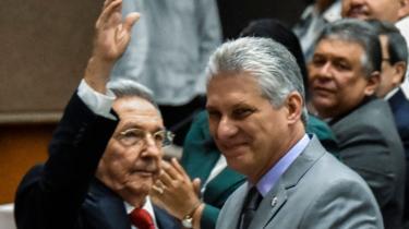 Cubaanse president Miguel Diaz-Canel, rechts