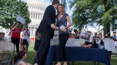 Maeve Kennedy McKean saluda a su primo Joe Kennedy durante una manifestación en DC para condenar la separación y detención de familias en la frontera de EE. y México el 21 de junio de 2018