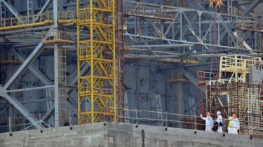 Mitarbeiter bei der Arbeit am Sarkophag des Kernkraftwerks Tschernobyl