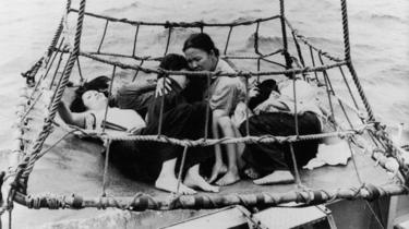 Nhiều người Việt đã bỏ nước ra đi trên những con thuyền nhỏ mong manh trên biển sau ngày 30/4/1975, tạo thành làn sóng thuyền nhân