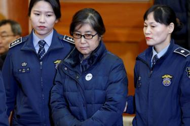 Choi Soon-sil, die Frau im Zentrum des südkoreanischen politischen Skandals und langjährige Freundin von Präsidentin Park Geun-hye, kommt am 16. Januar 2017 zu einer Anhörung vor dem Verfassungsgericht in Seoul, Südkorea, über das Amtsenthebungsverfahren der südkoreanischen Präsidentin Park Geun-hye.'s impeachment trial at the Constitutional Court in Seoul, South Korea, 16 January 2017.