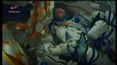 Livestream NASA memperlihatkan Hague dan Ovchinin terguncang saat masalah terjadi.