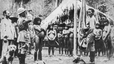 Rondon em cerimônia de hasteamento da bandeira em tribo no final da década de 1910