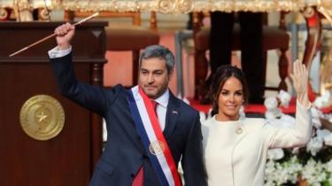 Le nouveau président du Paraguay Mario Abdo Benitez salue lors de son investiture le 15 août 2018.'s new President Mario Abdo Benitez waves during his inauguration on 15 August, 2018.